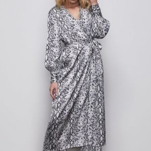 Good American satin Purely Python print robe duster size 4 XL NWT